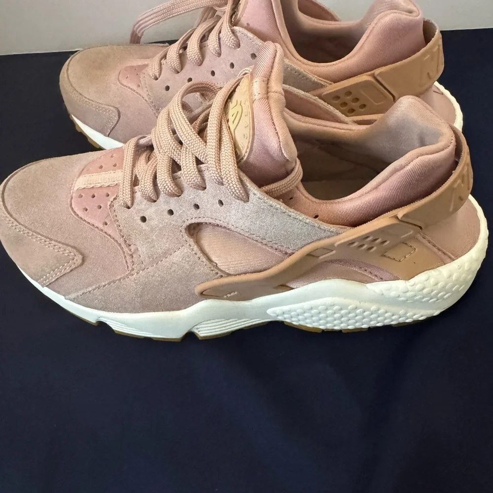 EUC Women’s Nike Sunset Tint Huarache  2017 Size 7.5